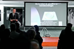 ANDORRA LA VELLA 04/02/2016 ACTE DE CLAUSURA A L'ANY INTERNACIONAL DE LA LLUM, AMB UNA CONFERÈNCIA SOBRE NANOTECNOLOGIA, A CÀRREC DEL DR JOSE LUIS COSTA KRAMER, UN PETIT CONCERT DE VIOLÍ D'ÀLEX ARÀJOL I UNA EXPOSICIÓ FOTOGRÀFICA DE JAUME RIBA I ANA ARCE, AL VESTÍBUL DEL CONSELL. FOTO DIGITAL EDUARD COMELLAS SOCIETAT POLÍTICA CULTURA CONSELL GENERAL