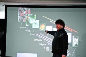 ANDORRA LA VELLA 04/02/2016 ACTE DE CLAUSURA A L'ANY INTERNACIONAL DE LA LLUM, AMB UNA CONFERÈNCIA SOBRE NANOTECNOLOGIA, A CÀRREC DEL DR JOSE LUIS COSTA KRAMER, UN PETIT CONCERT DE VIOLÍ D'ÀLEX ARÀJOL I UNA EXPOSICIÓ FOTOGRÀFICA DE JAUME RIBA I ANA ARCE, AL VESTÍBUL DEL CONSELL. FOTO DIGITAL EDUARD COMELLAS SOCIETAT POLÍTICA CULTURA CONSELL GENERAL